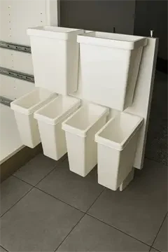 6affaldsspande-haengt-op-paa-en-basispalde-i-et-skab