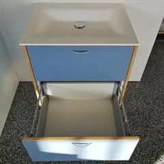 Rummeligt badeværelsesmøbel