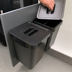 Skanitek_sorti_affaldsspand-paa-udraeksplade-i-graa