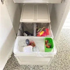 Eico_3SK_affaldssystem_3_spande_I_et_skab_med_affald_i_affaldsspandene