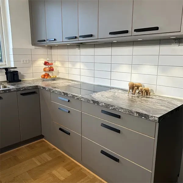 Trekroner køkkenlåger og fronter efter dine mål - grå beige højtrykslaminat med kant af træ  [Pris F]