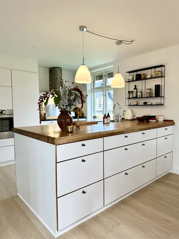 Hvidt-kokken-med-kokkenlaagen-Saeby