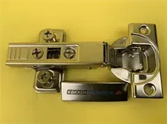 BLUM hængsel med integreret dæmpning. GRATIS dækkappe