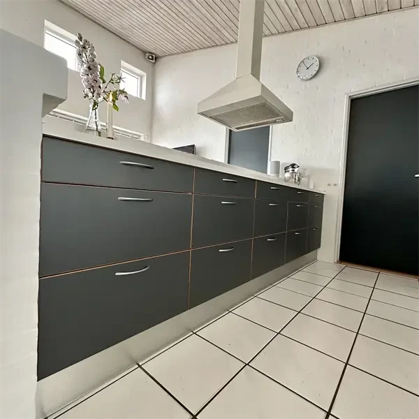 Tåsinge køkkenlåger og fronter efter dine mål - antracit højtrykslaminat med kant af træ [Pris F]