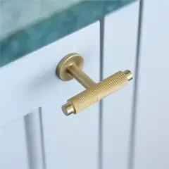 Møbelknop T-bar med diamond cut, børstet messing uden lak 50mm