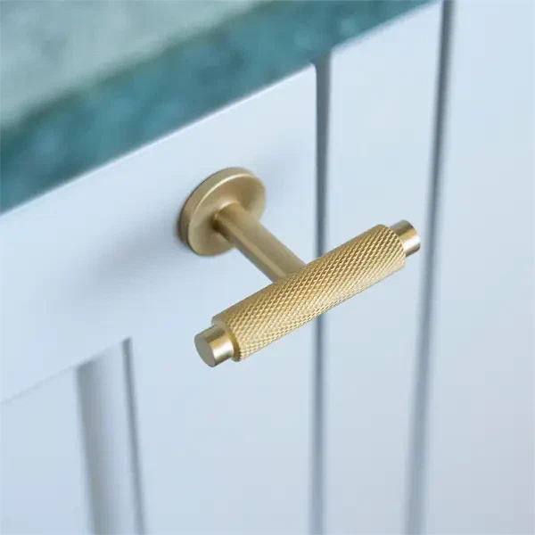 Møbelknop T-bar med diamond cut i børstet massiv messing med lak 50mm / 56mm