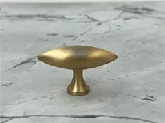 Nyholm Møbelknop, børstet messing med lak