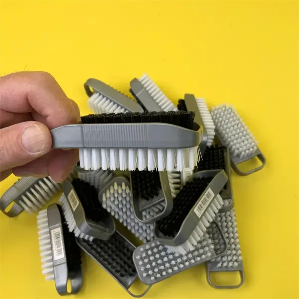 En grå neglebørste med 2 sider og to længder børster.