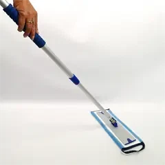 Moppesæt med teleskopstang i brug