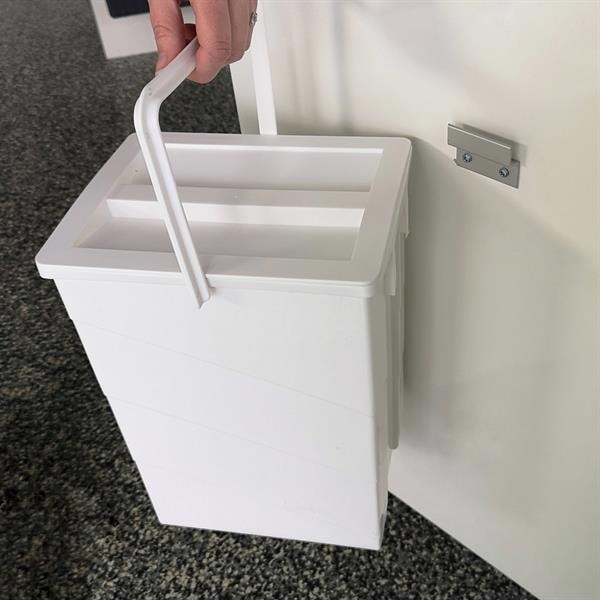 pure withe afffaldsspand sættes på ophængsbeslaget