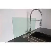 Stænkplade i hærdet glas med hvid baggrund 80 x 40 cm