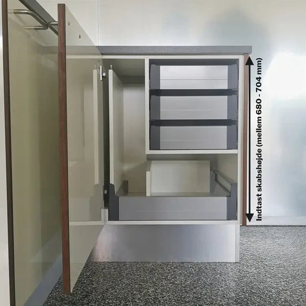 Underskab-med-4-skuffer-og-hoejt-rum