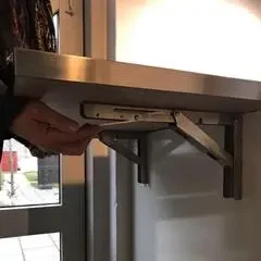 Klapbeslag i rustfri stål til fx bordplade. Kraftig model