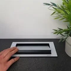 EvoLine BackFlip - hvid glas  - stikkontakt til bordplade