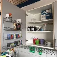 Overskabshylde med hvid forkant med udskæring til krydderihylde