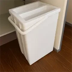 pure-white-affaldsspand-haengt-op