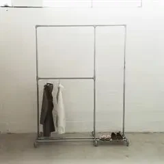 REDUCT TRIPLE med enkelt skohylde - Tøjstativ af vandrør. Stilbare ben.