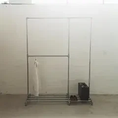 REDUCT TRIPLE med dobbelt skohylde - Tøjstativ af vandrør. Stilbare ben.