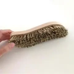 Skurebørste af træ og naturfibre