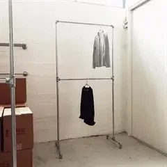 REDUCT DOUBLE. Rigtige vandrør. Tøjstativ med stilbare ben og justérbar stang.