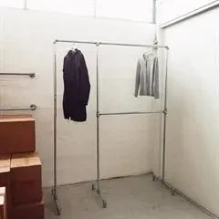 REDUCT TRIPLE BASIS - Tøjstativ af vandrør. Stilbare ben.